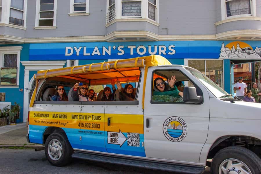 Lombard Leap: Lombard Street, Coit Tower and Chinatown Tour - Little Italy to Chinatown: Seeing Neighborhoods From the Street
