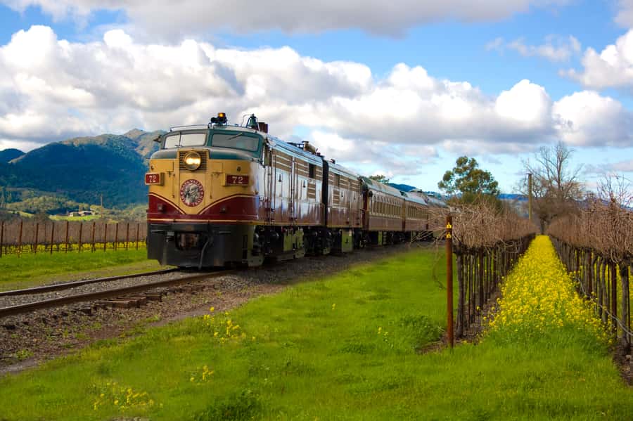 Napa Valley Wine Train: Vista Dome Lunch or Dinner - The Flow of Lunch or Dinner: From Welcome Wine to Multi-Course Service