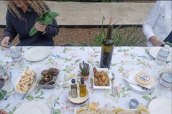 Private Chauffeured Winery Tour - The gourmet picnic lunch: included, but worth planning around