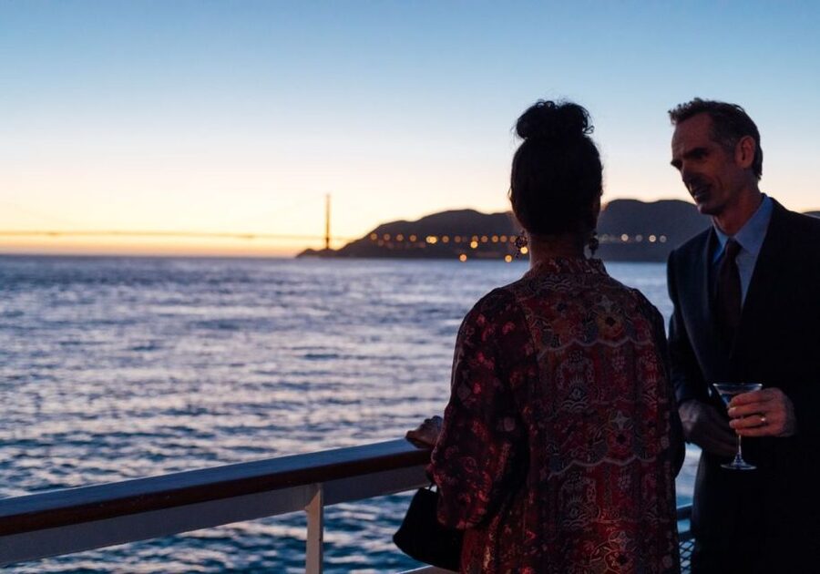 San Francisco: Christmas Day Buffet Brunch or Dinner Cruise - Live entertainment and festive decor: the “Christmas feel” factor