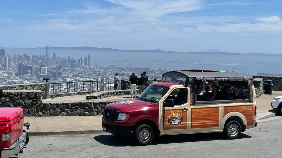 San Francisco: City Highlights Tour with Alcatraz Ferry - Golden Gate Bridge and Alamo Square: the classic photo stops that make sense