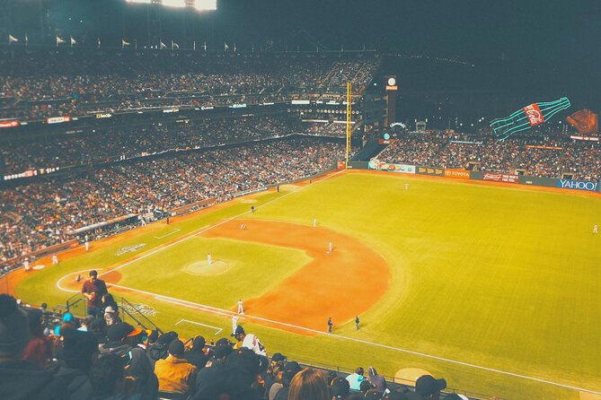 San Francisco Giants Baseball Game at Oracle Park - Downtown San Francisco access: using the stadium as your city base