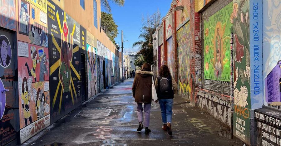 San Francisco : Mission and Castro districts tour in French - Clarion Alley and the Women’s Building mural: street art with a purpose
