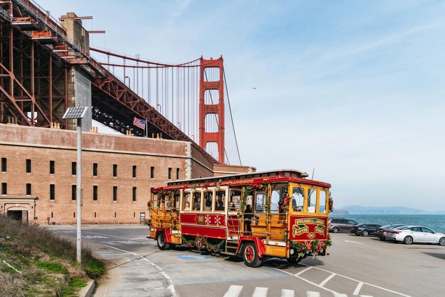 San Francisco: Movie Filming Locations Bus Tour - Pier 43 1/2 start: where the movie hunt begins
