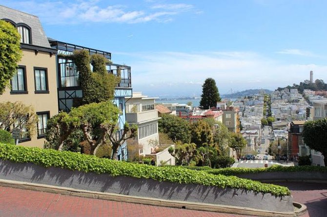 San Francisco Urban Hike: Coit Tower, Lombard Street and North Beach - Coit Tower (210 feet) and the art-deco viewpoint that anchors the day
